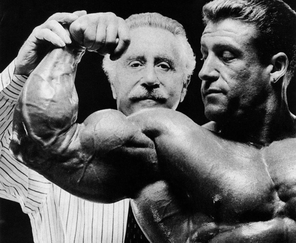 Az 1970-es évekig a testépítésnek világszerte apró közönsége volt. A testépítőkről és a sportról csak azok tudtak, akik izommágusokat olvasnak. Aztán Arnold Schwarzenegger egyedül tette a Testépítést a mai kultusz kultúrájává. A Míg az 1970-es évek a testépítés aranykorszakának számítanak, az 1990-es években a tömeges szörnyek emelkedtek fel. Az aranykorszak sportolói, mint Arnold, Frank Zane, Franco Columbu, arányosak voltak, esztétikusak, sűrű izomzatúak és kellemesek ránézni. A tömegszörnyek, ahogy a neve is sugallja, NAGY volt. A tömeg üldözése az Mr. O színpadon kezdődött, és Dorian Yatesen kívül senki nem vezette a zászlóaljat. Lee Haney visszavonulása után 1991-ben Dorian Yates lett az új Mr. Olympia 1992-ben. Addig Dorian testalkata hasonló volt Lee-hez. Ez nem történt meg
