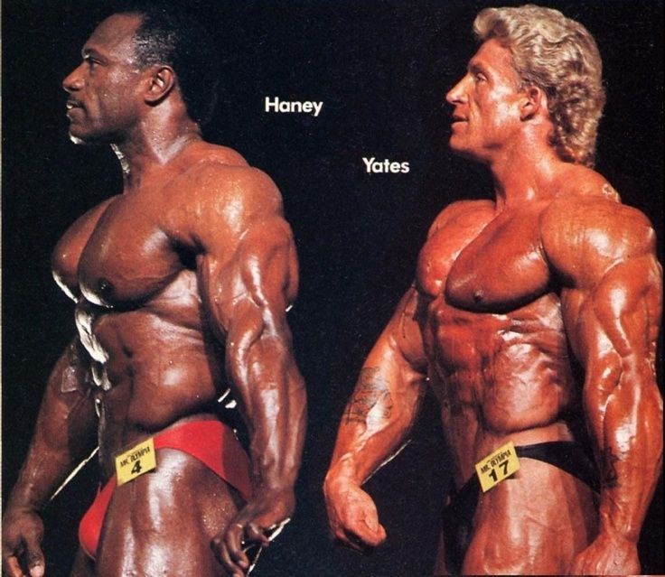Az 1970-es évekig a testépítésnek világszerte apró közönsége volt. A testépítőkről és a sportról csak azok tudtak, akik izommágusokat olvasnak. Aztán Arnold Schwarzenegger egyedül tette a Testépítést a mai kultusz kultúrájává. A Míg az 1970-es éveket a testépítés aranykorszakának tartják, az 1990-es években a tömeges szörnyek emelkedtek fel. Az aranykorszak sportolói, mint Arnold, Frank Zane, Franco Columbu, arányosak voltak, esztétikusak, sűrű izomzatúak és kellemesek ránézni. A tömegszörnyek, ahogy a neve is sugallja, NAGY volt. A tömeg üldözése az Mr. O színpadon kezdődött, és Dorian Yatesen kívül senki nem vezette a zászlóaljat. Lee Haney visszavonulása után 1991-ben Dorian Yates lett az új Mr. Olympia 1992-ben. Addig Dorian testalkata hasonló volt Lee-hez. Ez nem történt meg