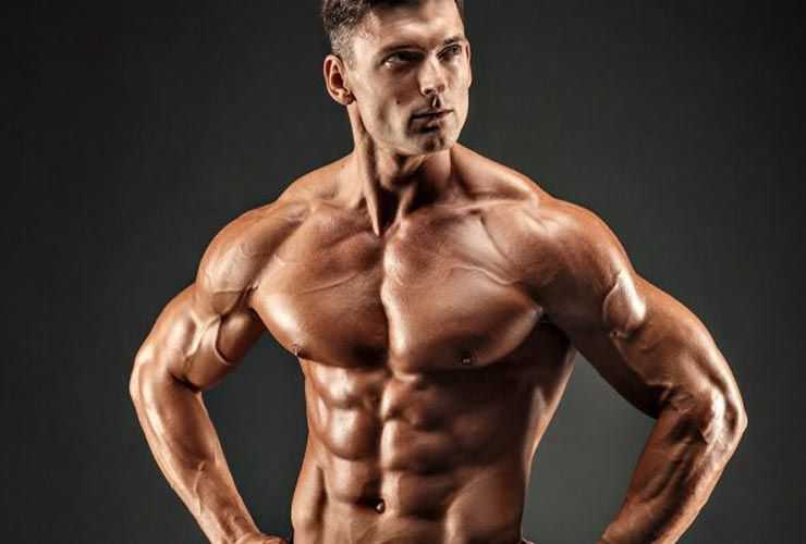 Als u geen steroïden gebruikt, train dan elke spiergroep twee keer per week om groter en sterker te worden
