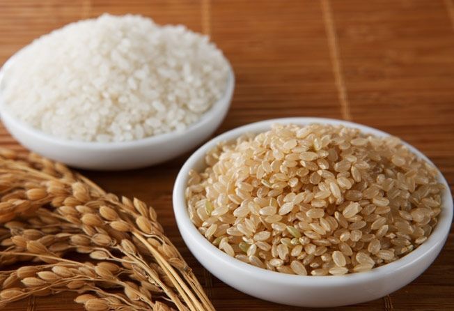توقف عن تناول الأرز البني! الأرز الأبيض هو مصدر الكربوهيدرات النهائي لكتلة العضلات