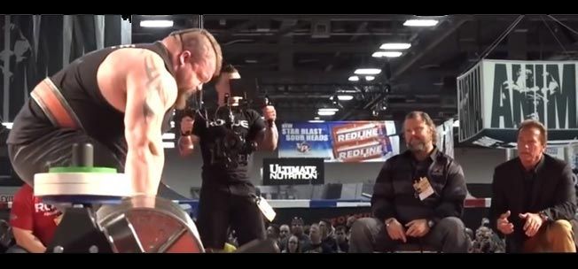 Urmărește-l pe Arnold Schwarzenegger înnebunind pe măsură ce Eddie Hall pune în mișcare un eșalon de 465 kg