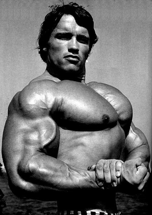 Cómo conseguir un pecho grueso y ancho como Arnold Schwarzenegger