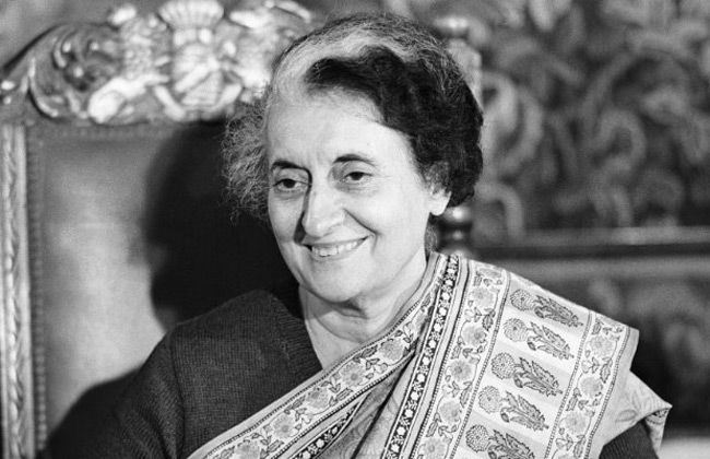 16. Esta película satírica se basó en Indira Gandhi y su hijo Sanjay, que fue prohibida por el Gobierno durante la Emergencia. ¿Qué película fue?