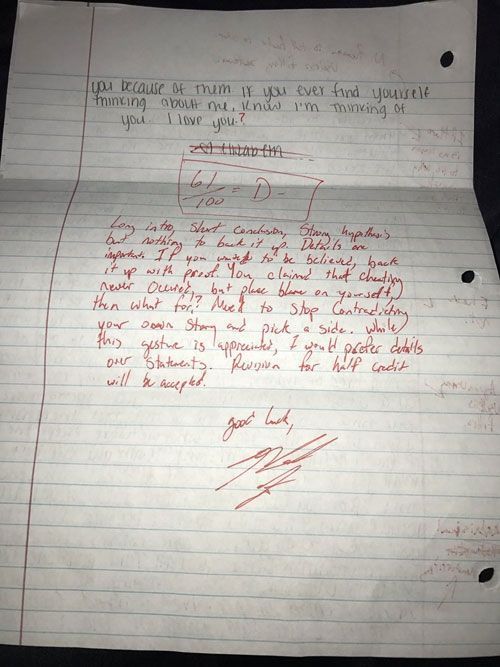 Ce mec traine sauvagement son ex en corrigeant et en notant la lettre d'excuses qu'elle lui a envoyée