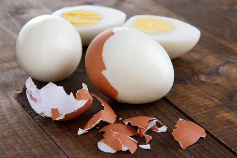   چھلکے ہوئے سخت ابلے ہوئے انڈے۔