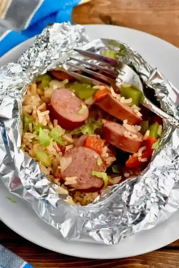   Saucisses, légumes hachés et riz dans un sachet en aluminium.