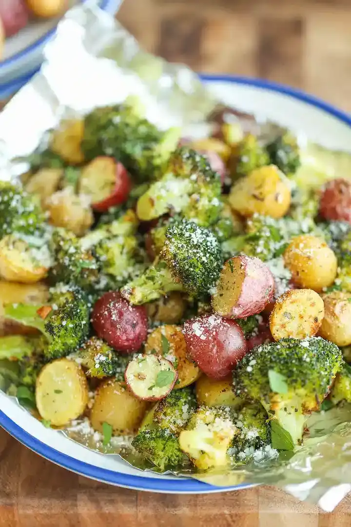  Broccoli och skivad potatis toppad med riven parmesanost.