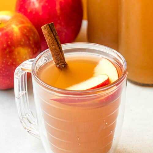   Cidre de pomme fait maison dans une tasse.