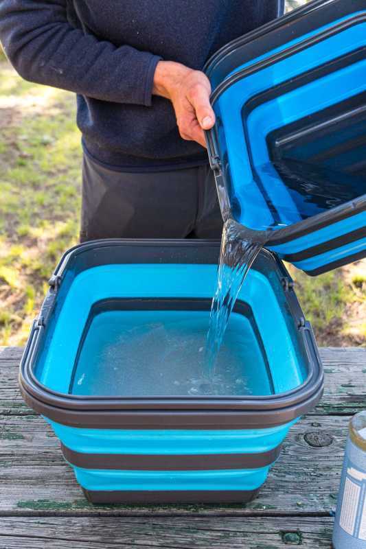 Derramar água de enxágue no balde de lavagem