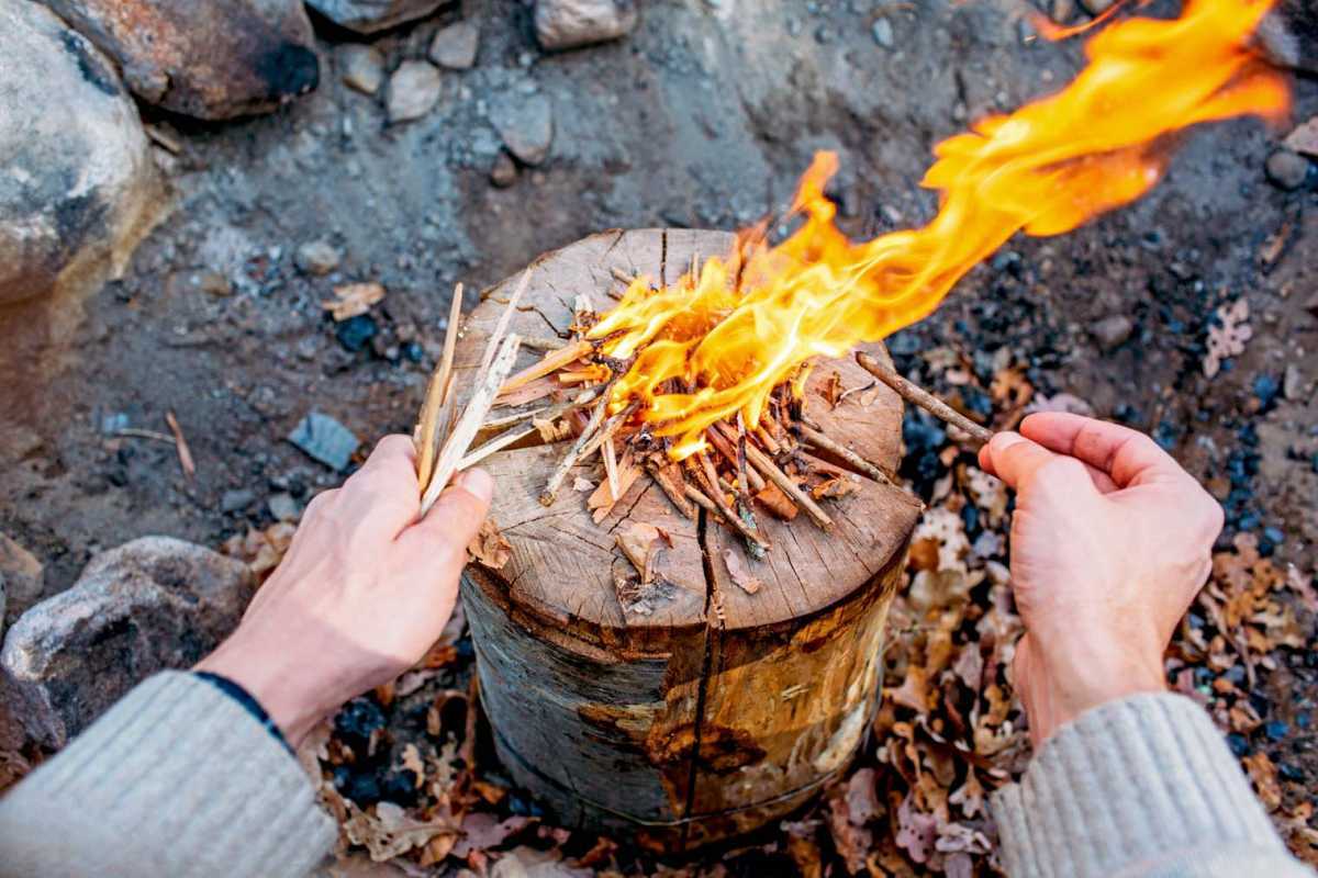 Michael menambahkan pembakar api pada kayu api Sweden
