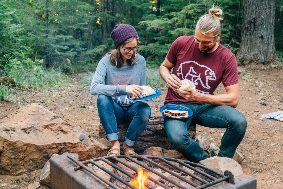 Megan và Michael ăn tối quanh đống lửa trại