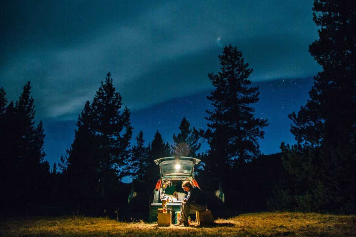 Hombre cocinando una comida en un camping en Canadá