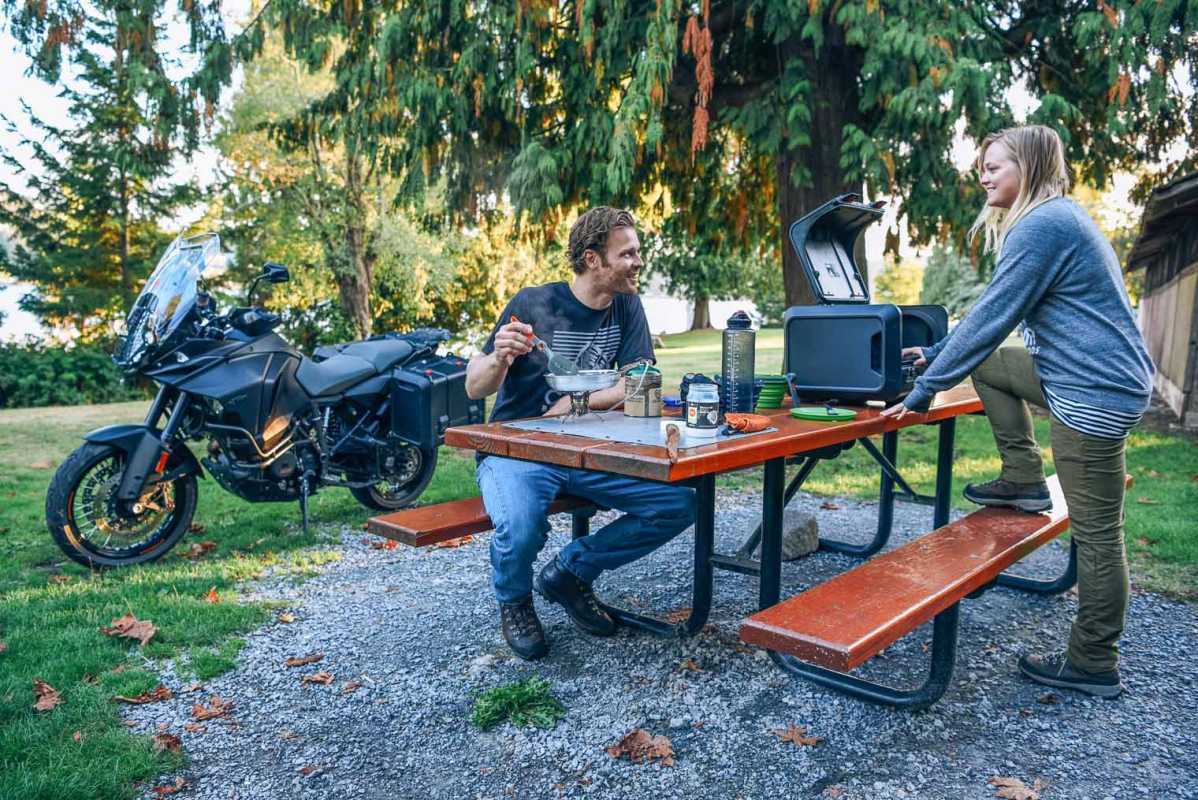 Comer bem sobre duas rodas: equipamentos de cozinha para acampamento de motocicleta