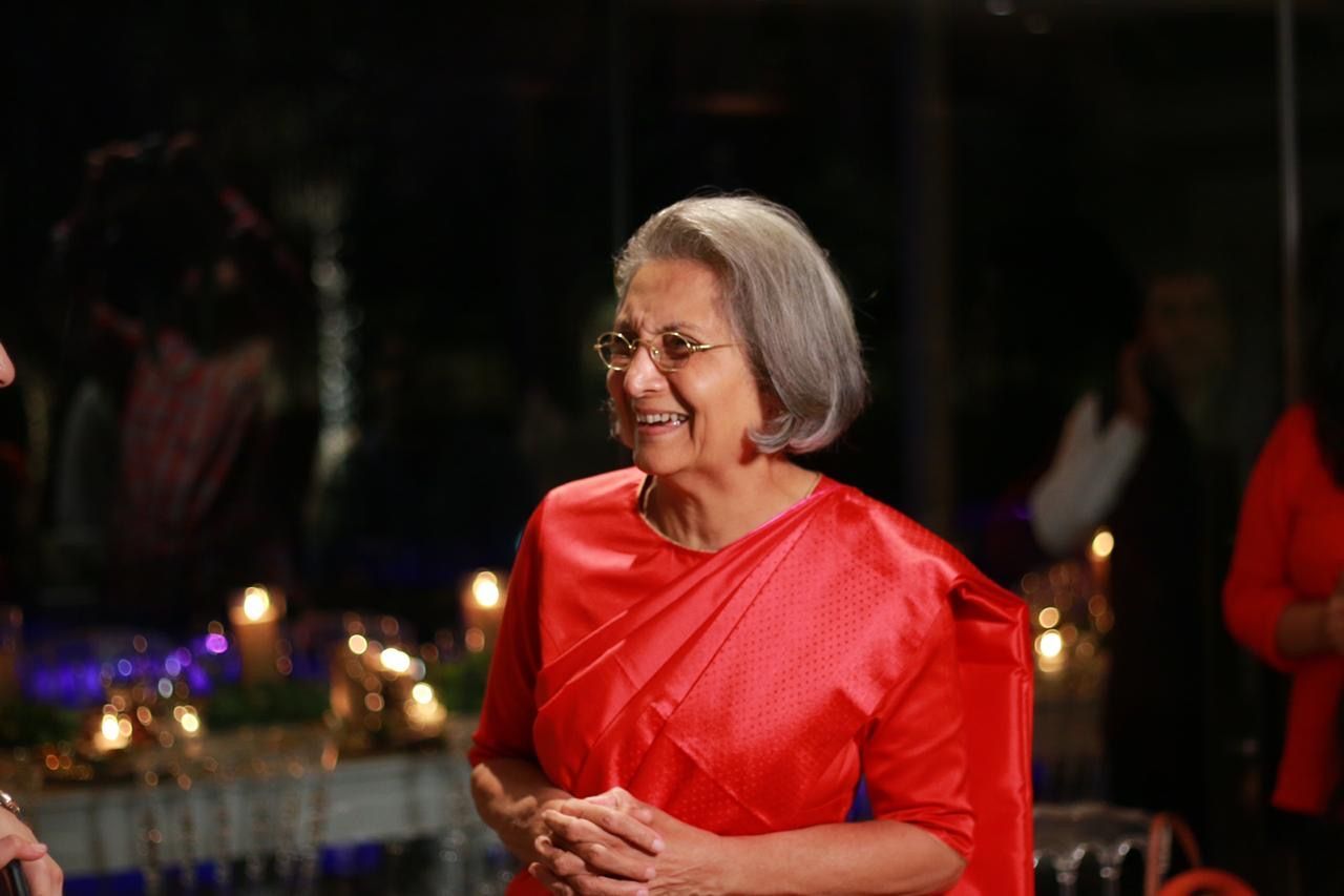 J'ai passé une soirée avec Ma Anand Sheela et j'ai réalisé qu'elle était bien plus fraîche à 70 ans que dans la vingtaine