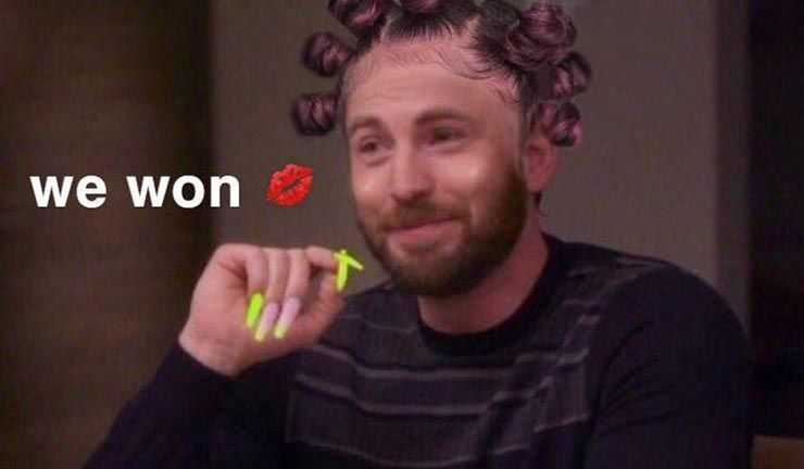 La gente está haciendo Photoshopping con pelucas y uñas postizas en Chris Evans y a él le encanta este nuevo meme