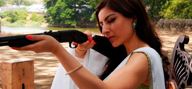 الممثلات الأكثر سخونة في استخدام السلاح سهى علي خان