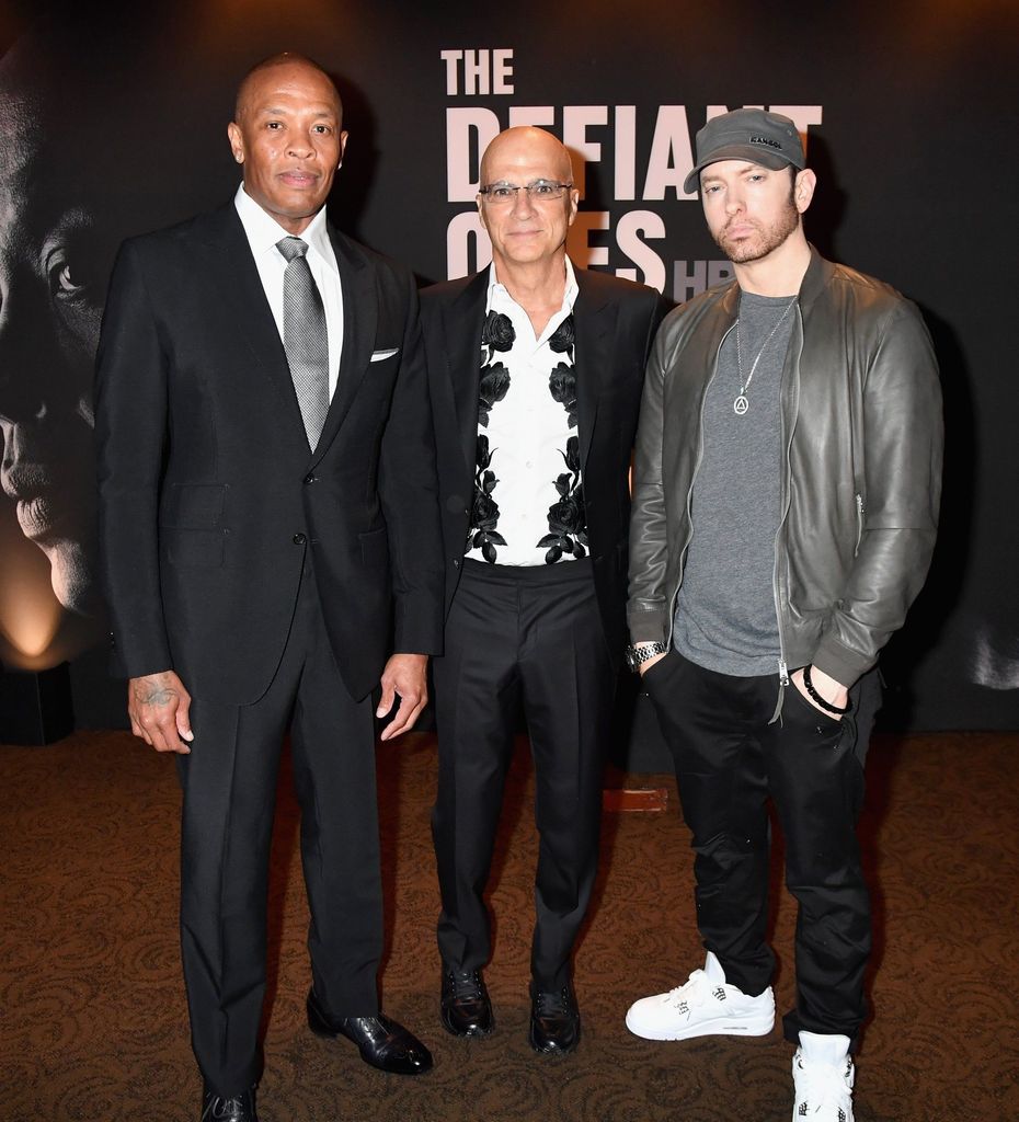 Eminem se pojavi z nezaželenimi lasmi na obrazu in ne vemo, ali je brada