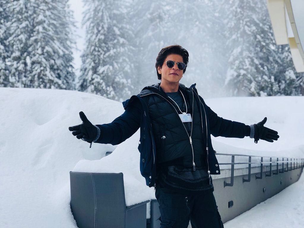 SRK gjorde lige noget sjovt, men bizart på Instagram, og vi har brug for din hjælp til at afkode det