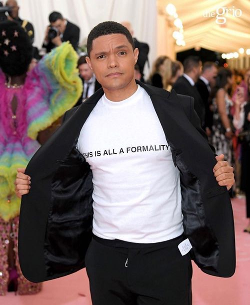 „Trevor Noah Met Gala“ marškinėliai garsiai parodo, ką alkani žmonės jaučiasi vestuvių bufete