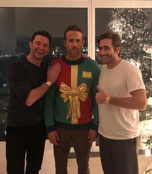 रयान रेनॉल्ड्स ने एक पार्टी में सबसे पहले क्रिसमस स्वेटर पहने हुए भाग लिया