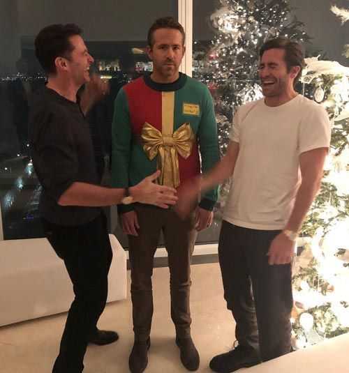 रयान रेनॉल्ड्स ने एक पार्टी में सबसे पहले क्रिसमस स्वेटर पहने हुए भाग लिया
