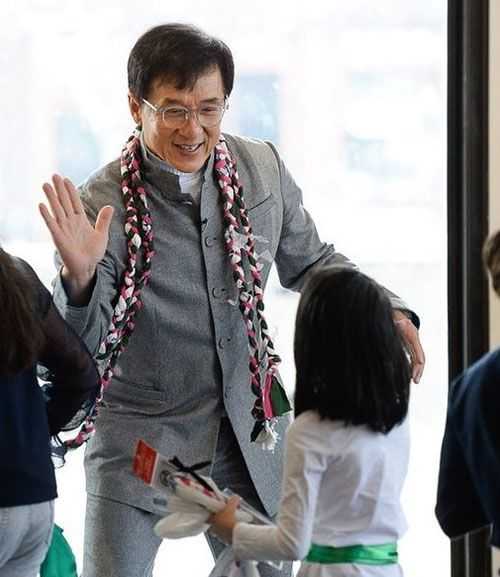 Jackie Chan a becsületére készített órát kapott, amely 2 Rolls Royce Ghostnál is többet ér