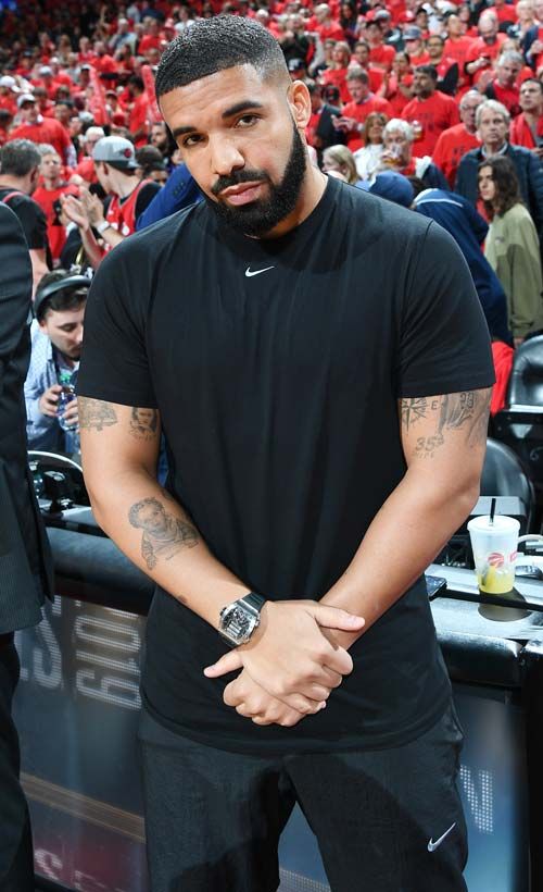 Drake는 Rolls-Royce의 가격으로 NSFW 시계를 착용했으며 Kiki가 인상적인지 궁금합니다.
