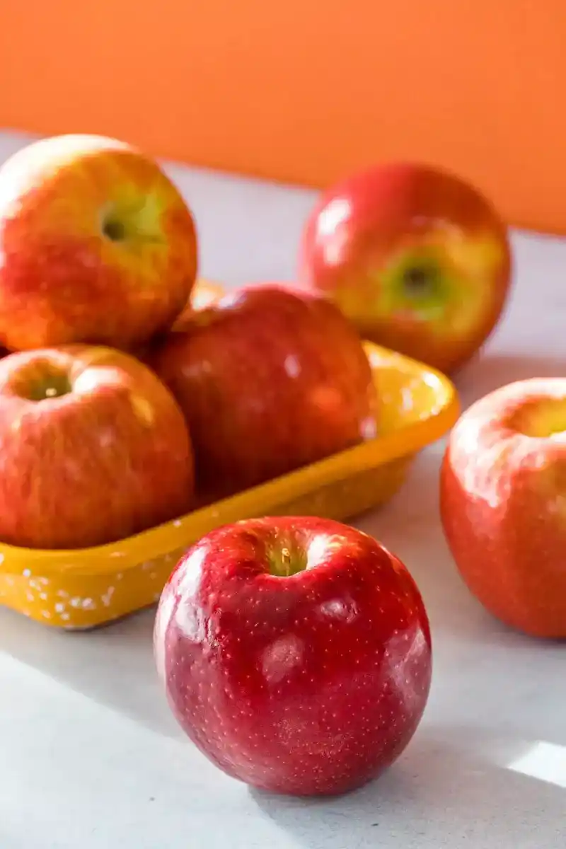   סוגים שונים של תפוחים על דלפק
