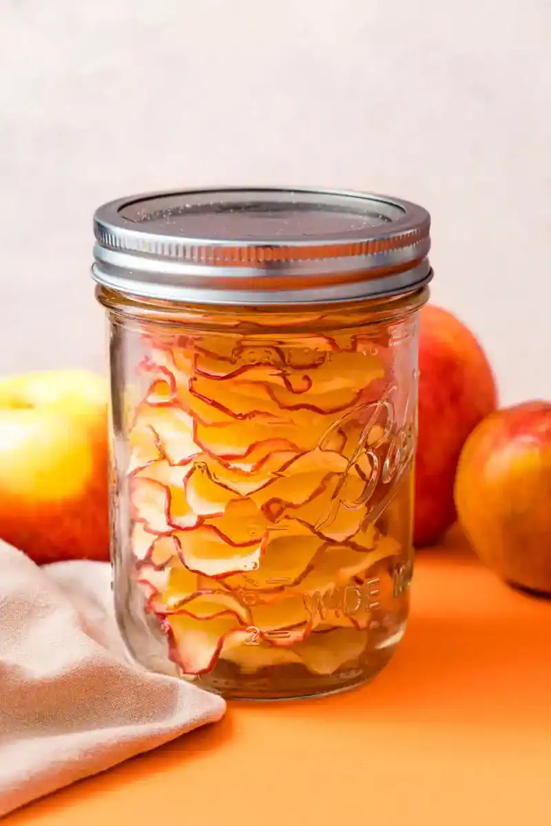   Jablkové lupienky uložené vo vzduchotesnej nádobe.