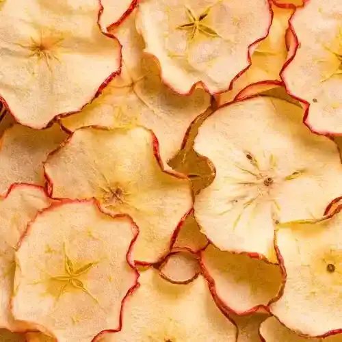   Uma pilha de lascas de maçã secas.