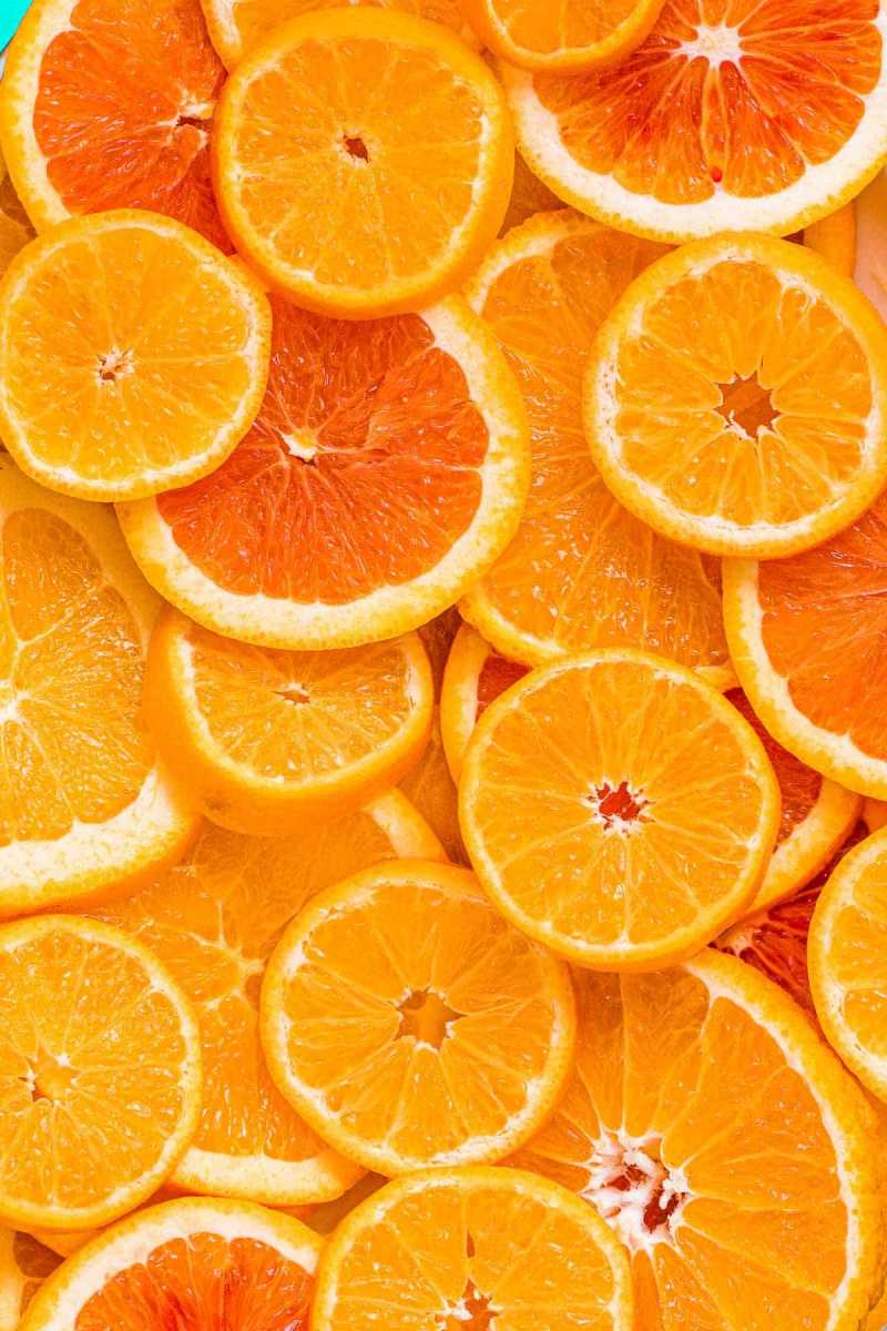   Dažādi šķēlēs sagriezti apelsīni, kas gatavi dehidratācijai.