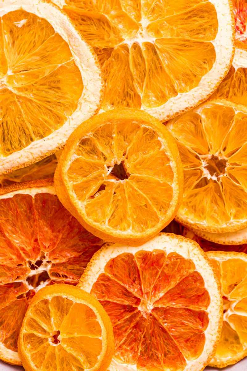   Un montón de rodajas de naranja secas.
