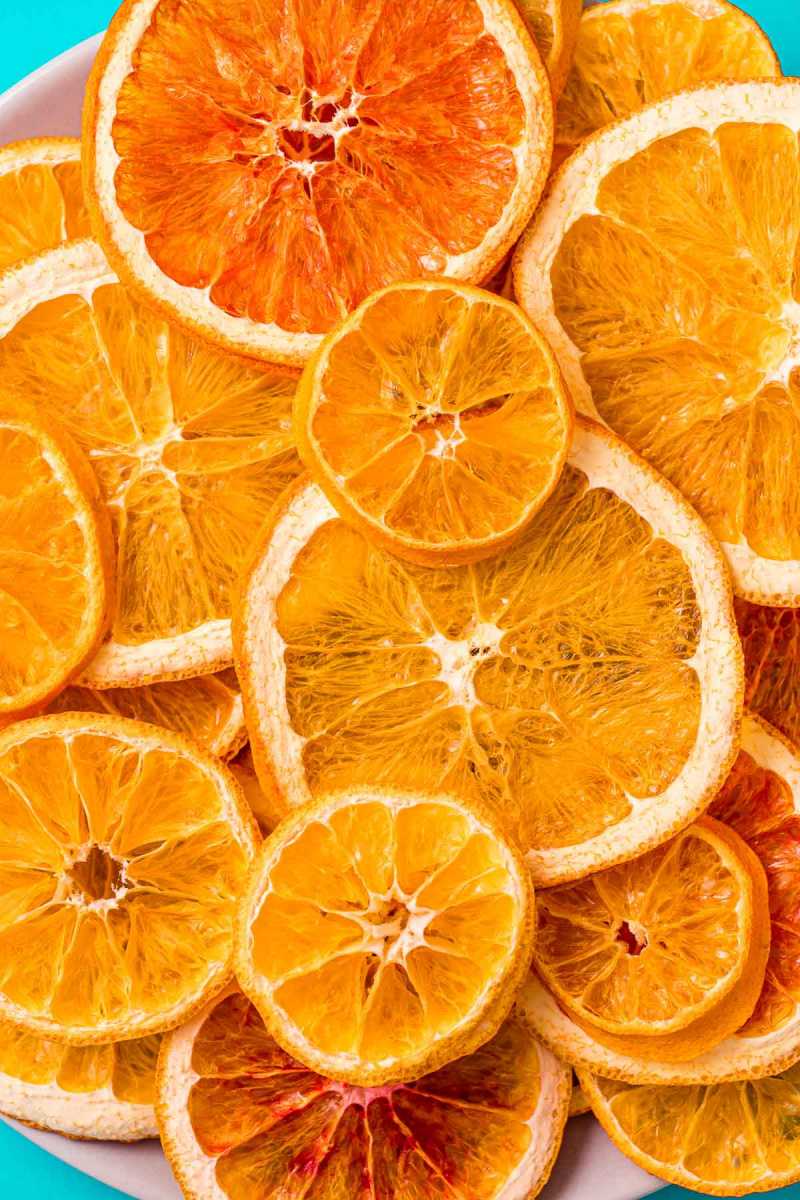  皿の上の乾燥したオレンジのスライス。