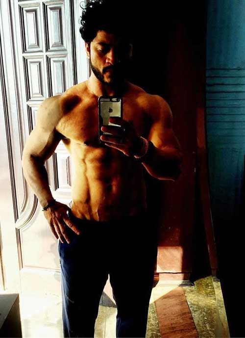 Maak kennis met Aryan Pasha, India's eerste transgenderman die kampioen bodybuilding wordt