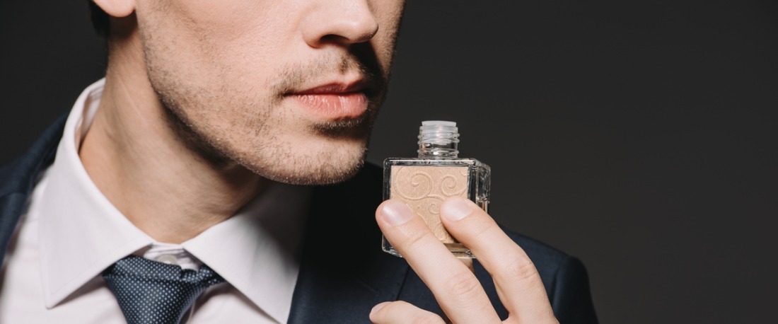 мъж, миришещ на парфюм
