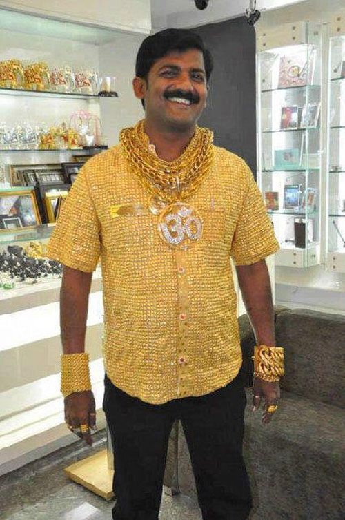 Datta Phuge - A acheté une chemise entièrement en or