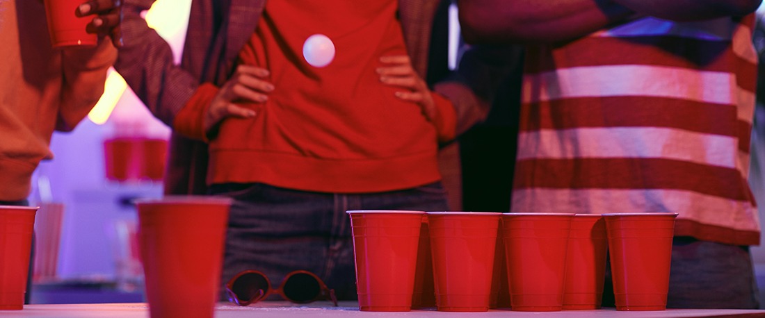 Un grupo de amigos jugando a beber en una fiesta en casa