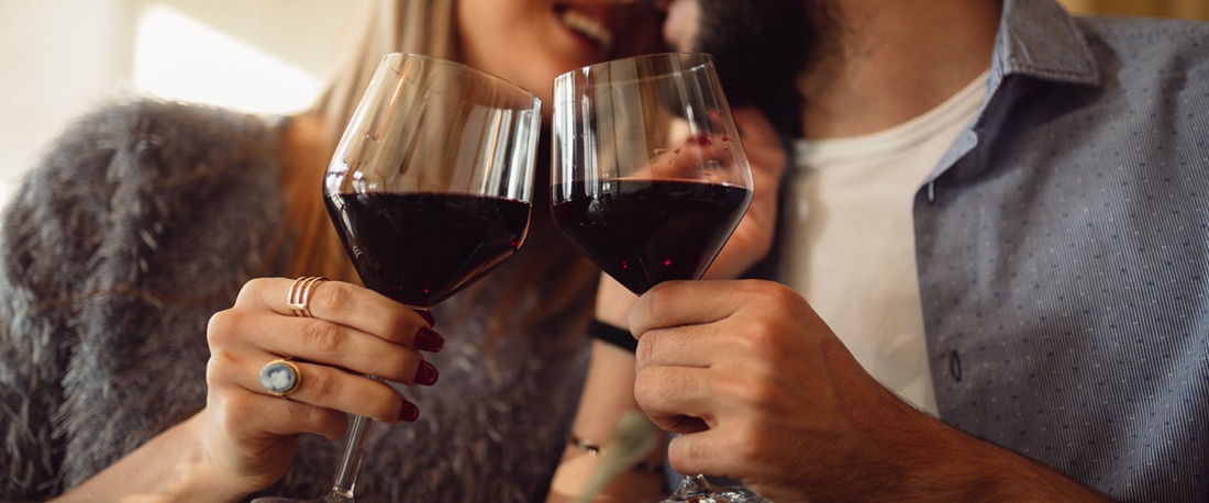 5 divertidos juegos de beber para jugar con tu pareja durante el encierro