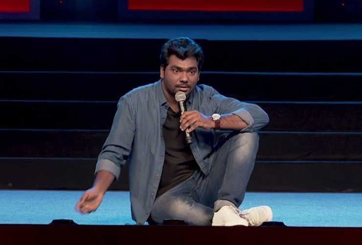 6 homes indis en comèdia stand-up que ens fan riure tan fort que ens fa mal l'estómac