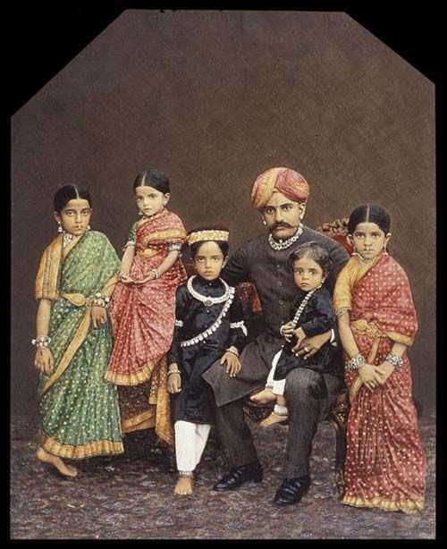 Freaky pasakas par dīvainām Indijas karaliskajām ģimenēm