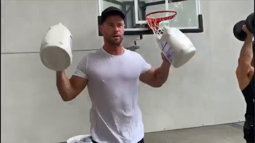 Chris Hemsworth arată cum se exercită un Dumnezeu cu obiecte de uz casnic și este epic