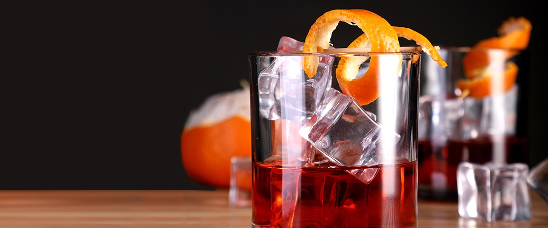 rum poslužen s ukrasom od leda i narančine kore