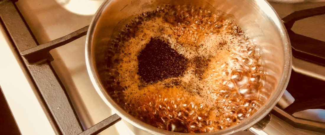 コーヒーメーカーなしで自宅で濃いコーヒーを淹れるためのカウボーイ法と他の素晴らしい方法