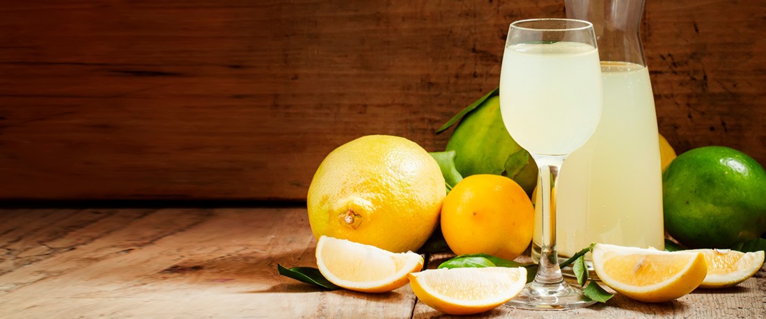 licor de limón fresco en el vaso
