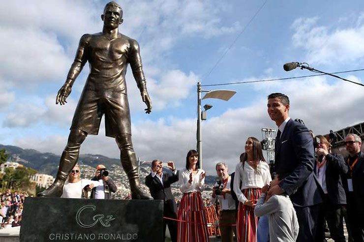 रोनाल्डो के बोनर से मेस्सी के साइको किलर लुक तक, यहां रैंकिंग 10 सबसे खराब फुटबॉल मूर्तियों की रैंकिंग है