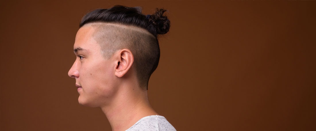 En asiatisk mann med en underskåret frisyre