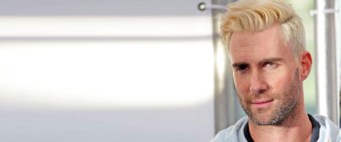 Adam Levine soojas virsiku blondis soengus