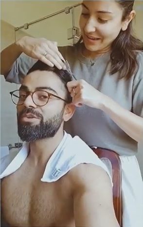 A videó arról, hogy Anushka haját vágja Viratnak konyhai ollóval, a karantén csúcs céljainak csúcsa