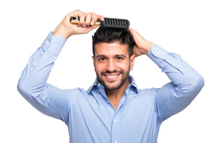 Maneras de cero esfuerzo para preparar tu cabello para un moño de hombre
