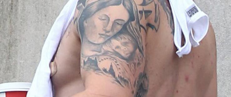 La signification de chaque tatouage de Tom Hardy